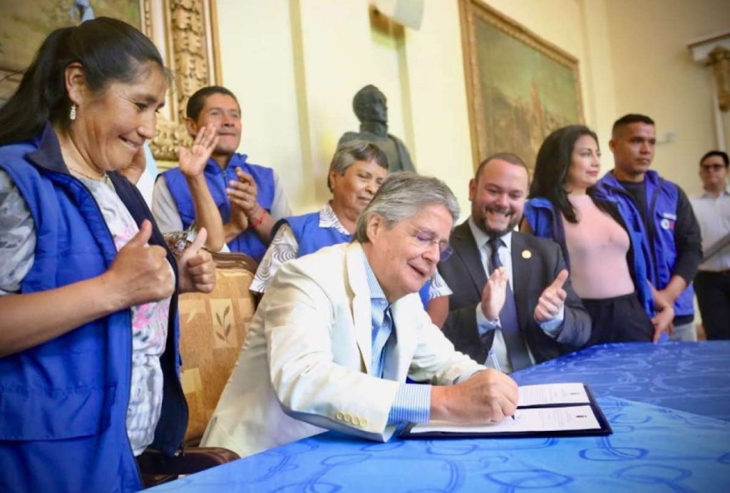 Presidente Guillermo Lasso firmó Decreto de Urgencia Económica, correspondiente a la “Ley de Creación del Impuesto Redimible a las Botellas Plásticas no Retornables”, viernes, 18 de agosto del 2023. Foto: Presidencia