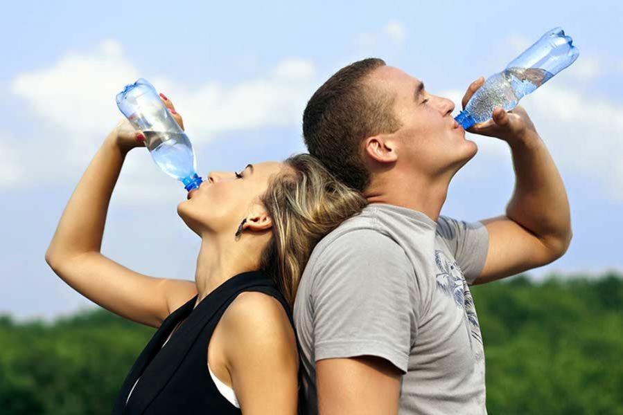 La intoxicación con agua. El Papel Vital del Sodio y la importancia de la hidratación.