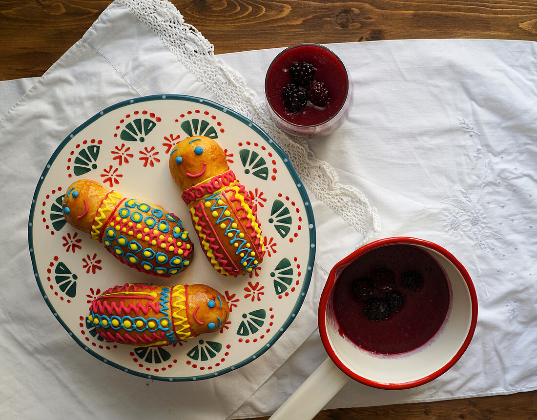 Colada Morada y Guaguas de Pan en Ecuador