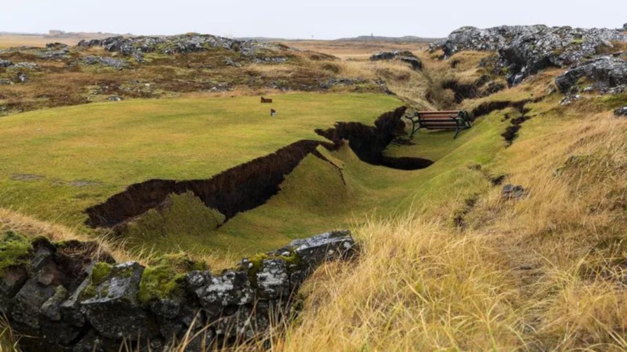 Grieta abierta en el sur de Islandia tiene 15 kilómetros y respondería a la actividad del magma.