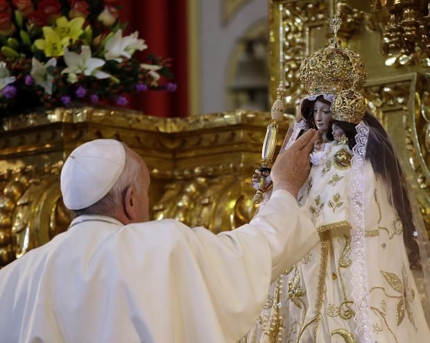 Papa Francisco acaricia el rostro de la Virgen de El Quinche, 2015